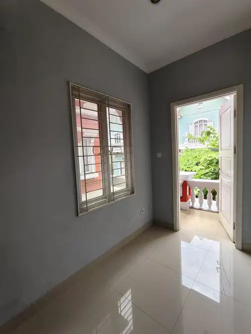 3-Story House in Omaha Village, Serpong with 3 Bedrooms