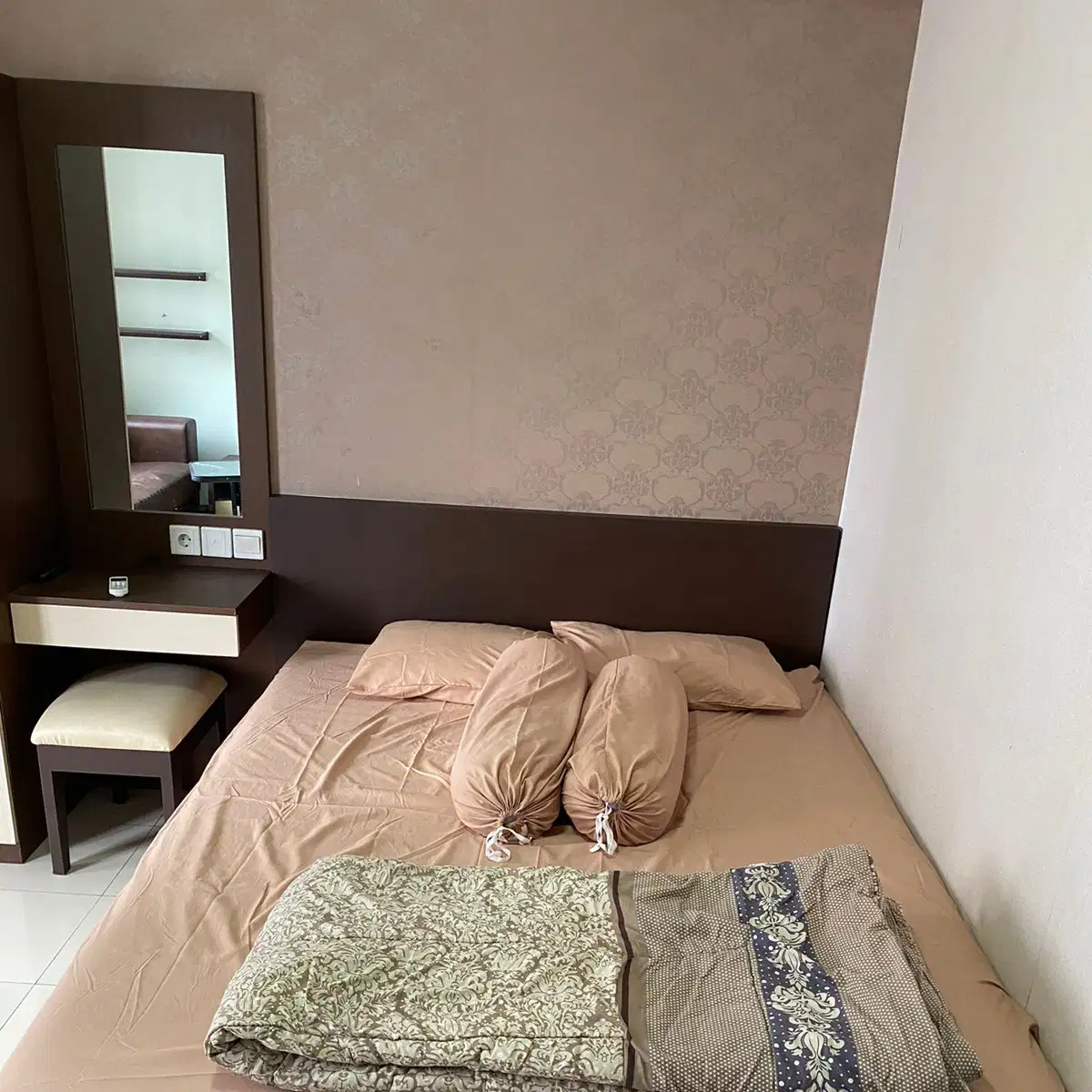 Furnished Studio Apartment with Pool View
