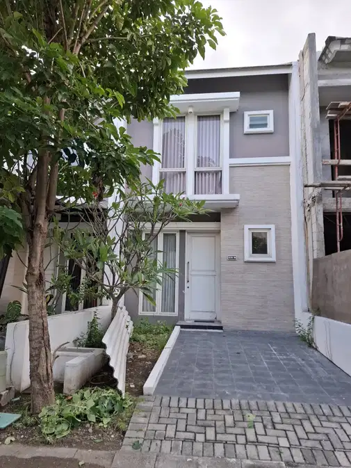 2-Story House with 2 Bedrooms and Compact Design