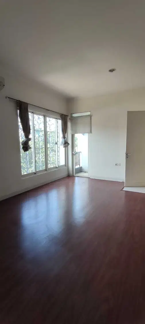 Spacious 3-Bedroom House with Modern Kitchen