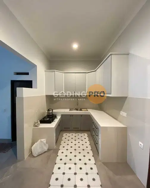 Pondok Indah-дағы жалпақ 2 қабатты үй және бассейн