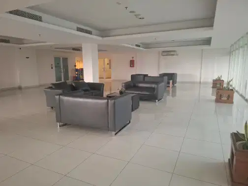Толық жабдықталған пәтер, бірнеше бөлмелері және заманауи ыңғайлылықтары бар