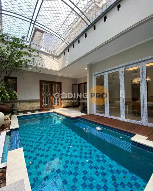 Pondok Indah-дағы жалпақ 2 қабатты үй және бассейн