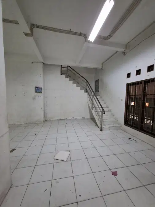Large 3-Floor Commercial Space with Prime Location