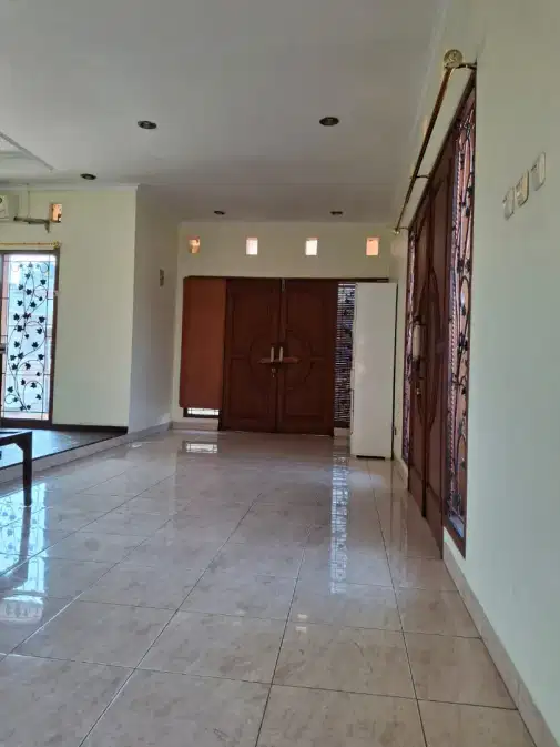 Large 2-Story House in Secure Complex, Ready to Move In