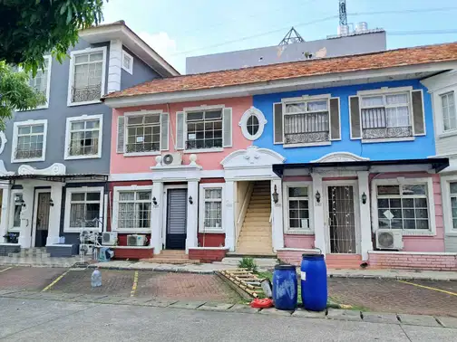 Fully Furnished Townhouse on 2nd Floor, Convenient Location
