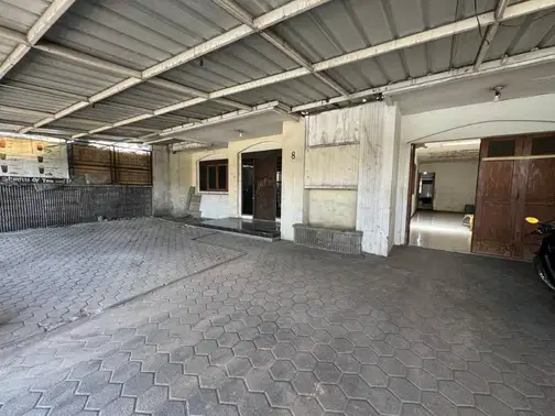 Mainroad Mekar Wangi көшесіндегі үлкен жер учаскесі бар 2 қабатты үй