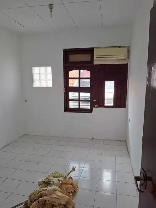 2-Story House with 2 Bedrooms and Compact Design