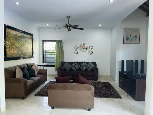 Spacious 6-Bedroom Villa with Pool and Extensive Amenities