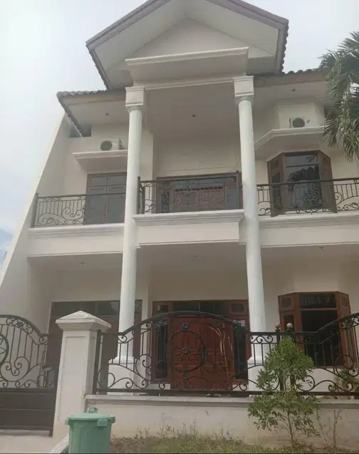 Vila Valensia - Spacious 5-Bedroom House near Pakuwon Mall