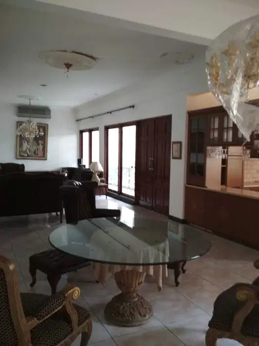 Spacious House with Garden for Office or Living