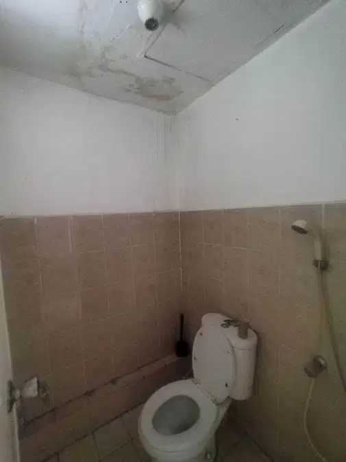 Unfurnished Apartment with Mall Access and Amenities