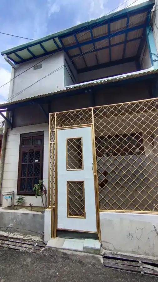2-Story House with 4 Bedrooms Near City Center