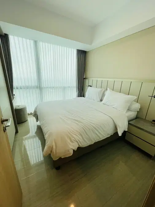 Spacious Modern Apartment with City Golf Views