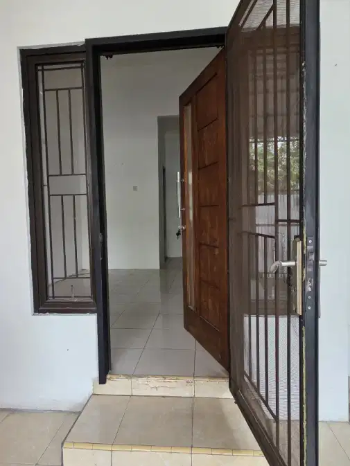 Cozy 2-Bedroom House, Corner Lot, Cool and Quiet Location