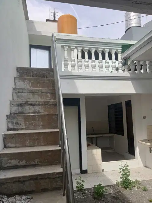 Rumah di Baruk Surabaya - Spacious 3+1 Bedroom House Near MERR