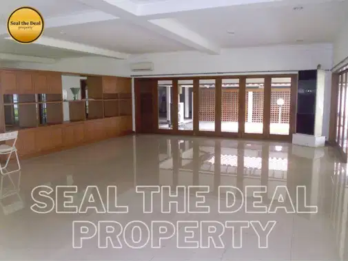 Spacious 2-Story House with Pool and Large Grounds