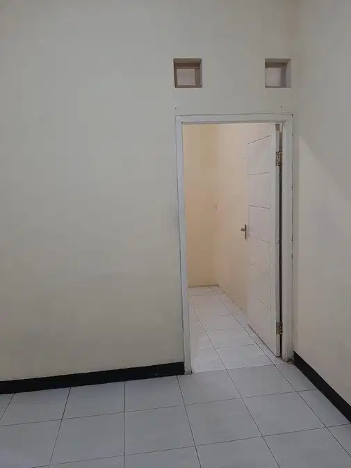 Yearly Rental House with Good Building and Spacious Land, Suitable for Family