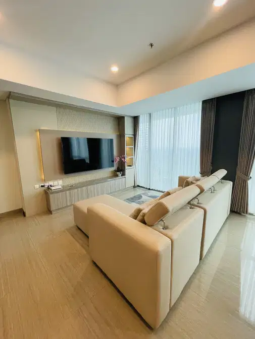 Spacious Modern Apartment with City Golf Views