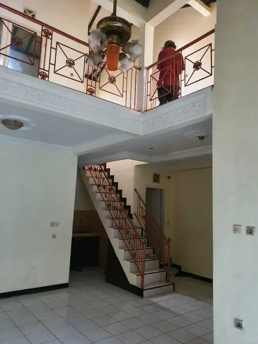 Кәсіпкерлік әлеуеті бар тұрғын үй ауданындағы кең үй