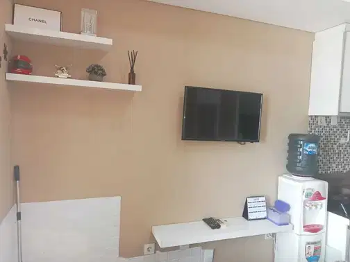 Compact Studio Apartment with Paris-Themed Decor