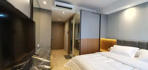 Goldcoast PIK студиялық пәтері, жүзу бассейінің көрінісі бар