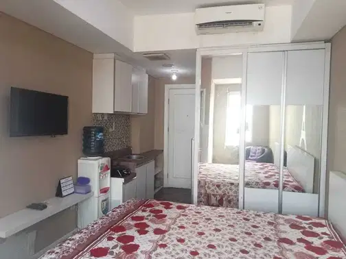 Compact Studio Apartment with Paris-Themed Decor