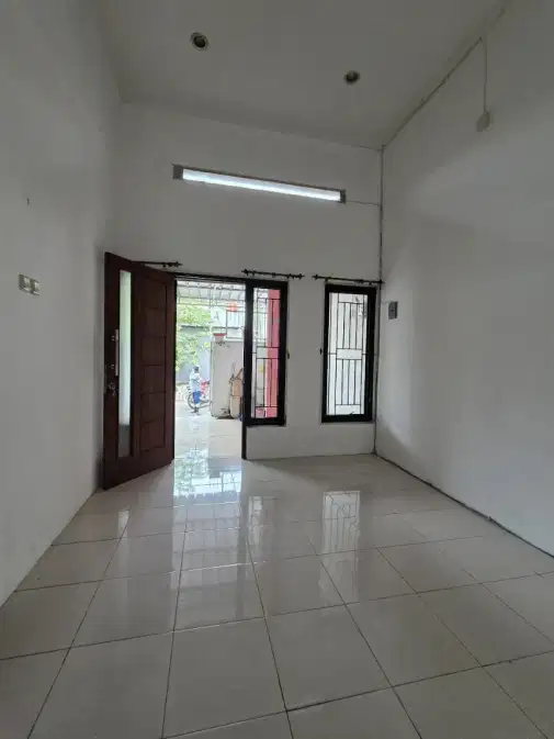 Cozy 2-Bedroom House, Corner Lot, Cool and Quiet Location