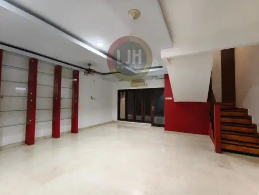Просторный 2-этажный дом в Janur Indah, Kelapa Gading, Северная Джакарта