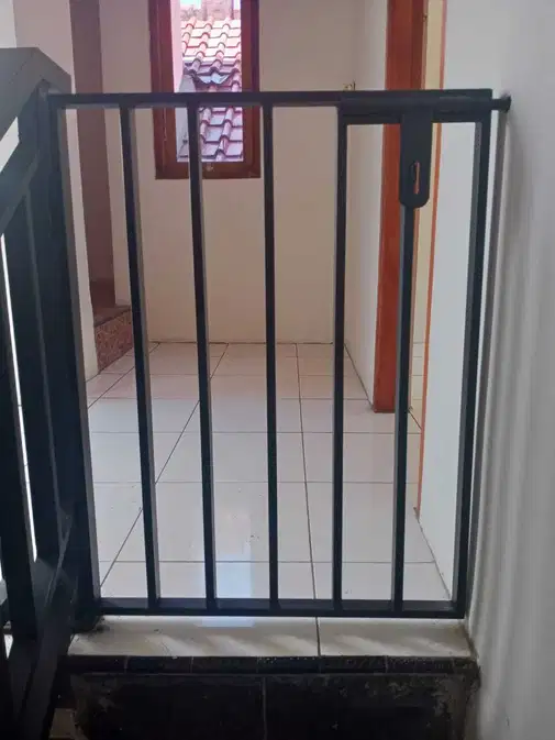Clean Corner House with 24-Hour Security and Convenient Location