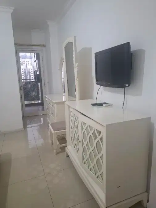 Толық жабдықталған пәтер, бірнеше бөлмелері және заманауи ыңғайлылықтары бар