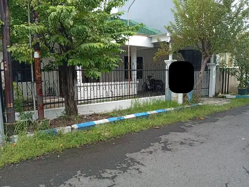 Rumah di Baruk Surabaya - Spacious 3+1 Bedroom House Near MERR