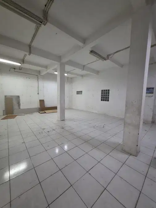 Large 3-Floor Commercial Space with Prime Location
