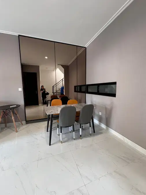 Modern 3-Story Golf Island Corner House