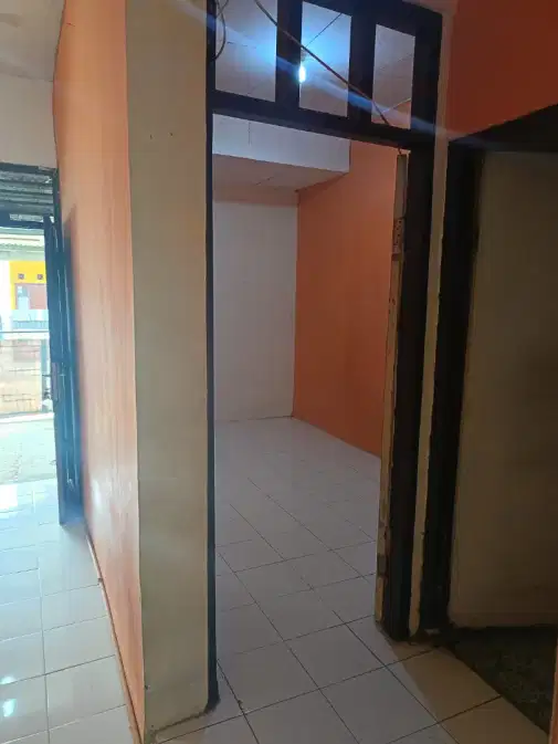 Годовой арендный дом рядом с Summarecon Bogor с хорошей циркуляцией воздуха