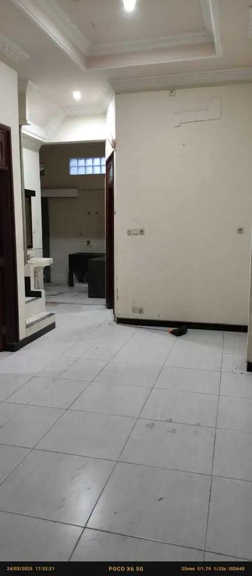 2-этажный дом в Simpang Darmo Permai Selatan