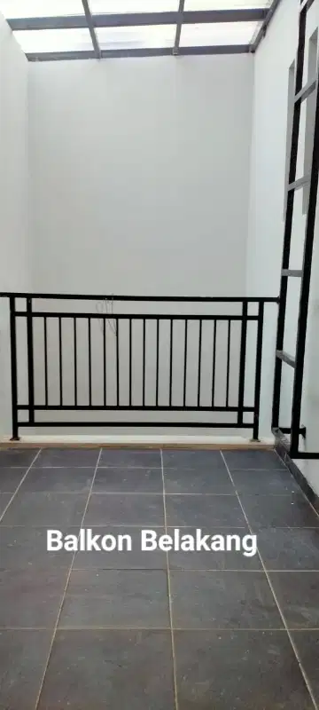 Көптеген ерекшеліктері бар кең 3 бөлмелі үй