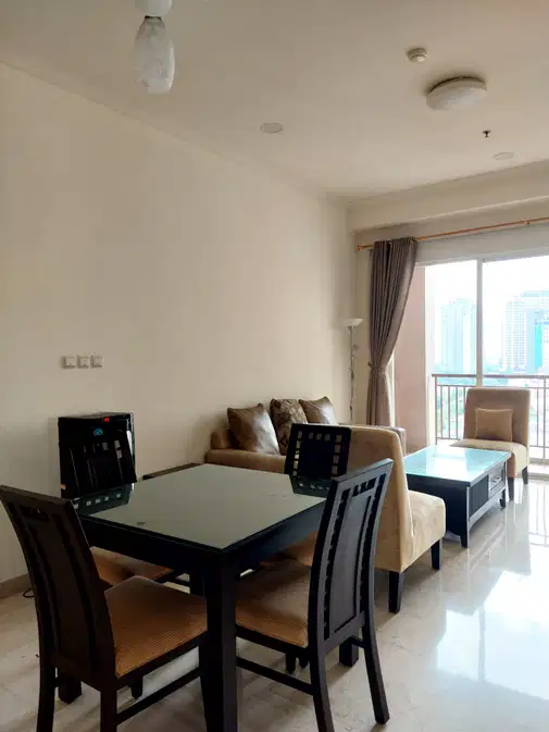 Senayan Residence пәтері - 2 жатқа бөлмелі, жиһаздары бар және гольф көрінісі бар