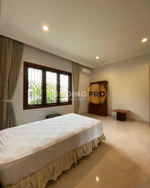Pondok Indah-дағы жалпақ 2 қабатты үй және бассейн