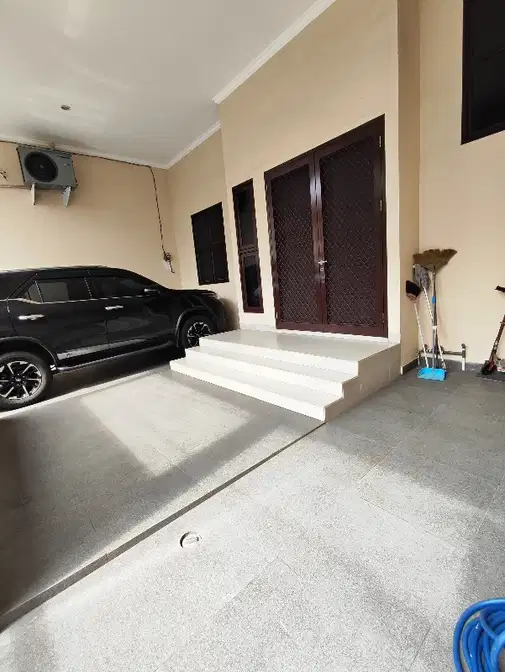 Modern 5-Bedroom House with Balcony in Secure Cluster