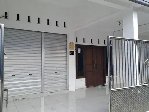 2-Story House in Strategic Kalijudan Area, 6 Bedrooms, Close to Universities