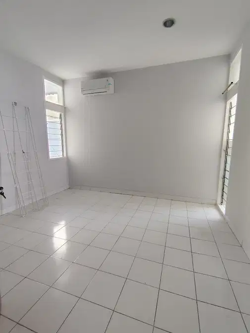 Comfortable 1-Story House in Pulomas Barat with Large Yard