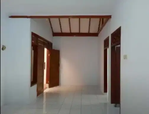 Jatinegara станциясына жақын ыңғайлы қол жетімділігі бар стратегиялық үй