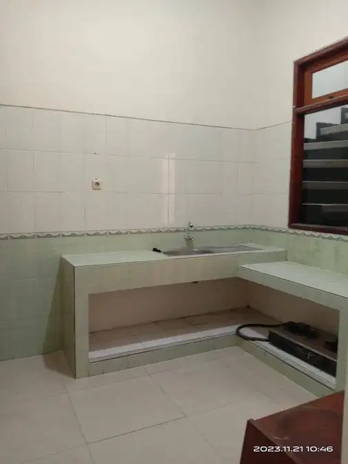 Vila Valensia - Spacious 5-Bedroom House near Pakuwon Mall