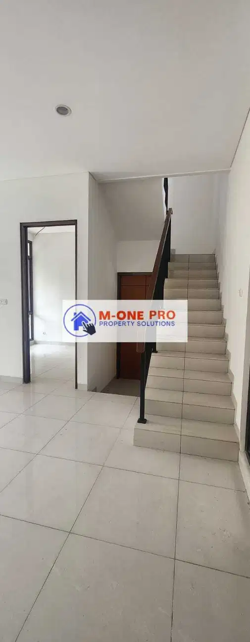 Flood-free house in secure cluster with pool, near mall