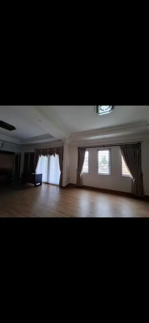 Spacious Renovated Interior with Modern Design