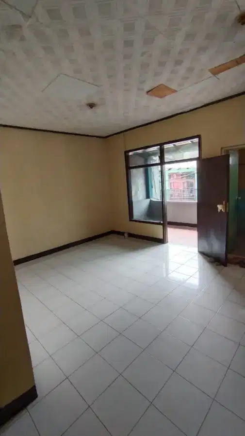 2-Story House with 4 Bedrooms Near City Center