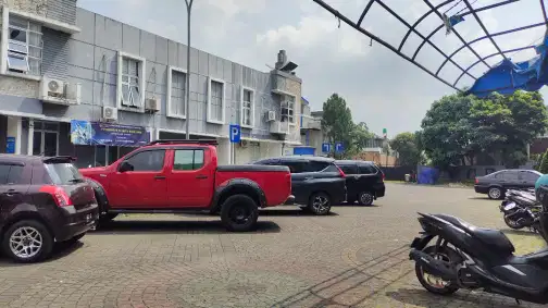 2-этажный коммерческий магазин-дом рядом с платной автостоянкой и железнодорожной станцией