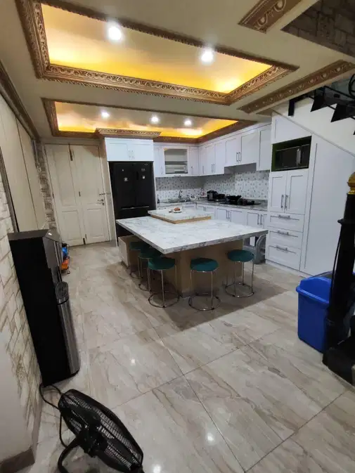 Kelapa Gading-дағы премиум интерьері бар 3 қабатты люкс үй