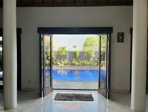 Spacious 6-Bedroom Villa with Pool and Extensive Amenities
